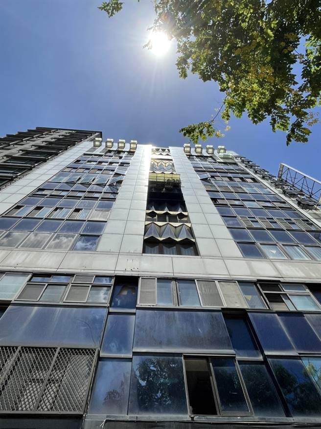 传出长照机构染疫危机的高雄市某栋大楼，所幸结果呈阴性，但仍让辖区里民人心惶惶。（洪浩轩摄）