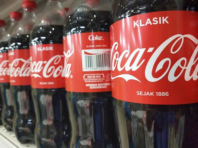 可口可乐公司宣布将在大陆市场推出含酒精饮料。(示意图/shutterstock)
