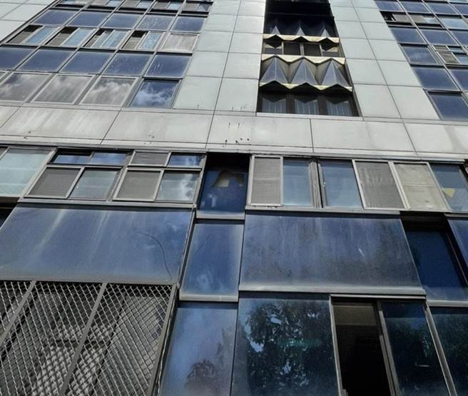 傳出長照機構染疫危機的高雄市某棟大樓，所幸結果呈陰性，但仍讓轄區里民人心惶惶。（洪浩軒攝）