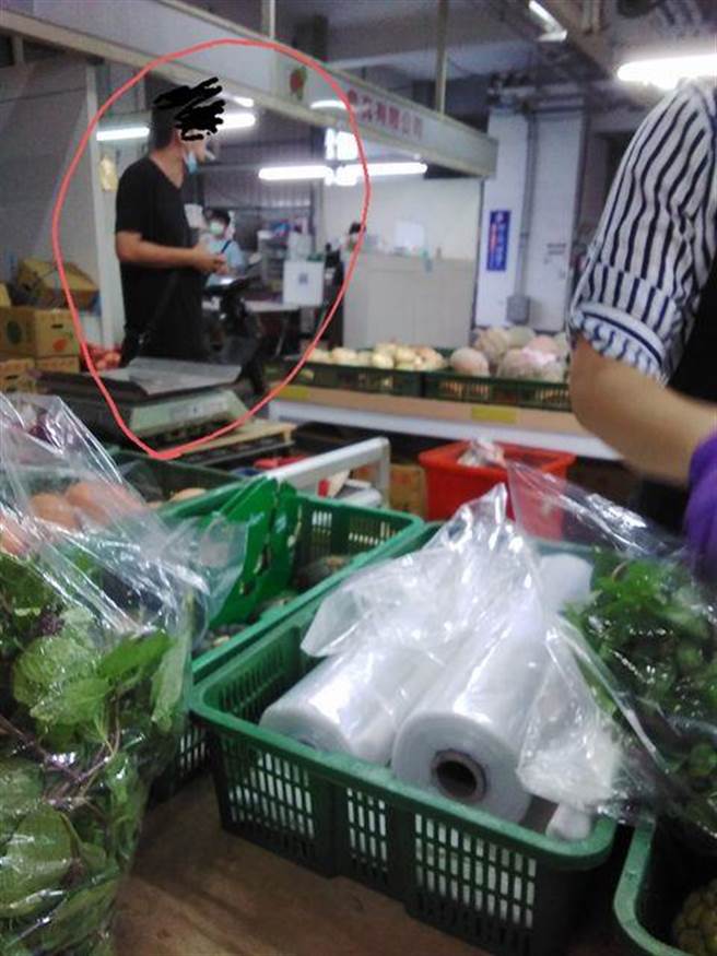 新北市民进党团接获民眾检举，新北果菜批发市场常有批发商脱下口罩抽菸、聊天或饮食。（民进党团提供）