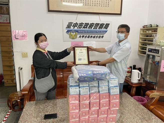 外埔所所長紀適華受贈後，特別製作感謝狀答謝吳女在疫情關鍵時刻捐贈防疫物資。（大甲警分局提供／陳淑娥台中傳真）