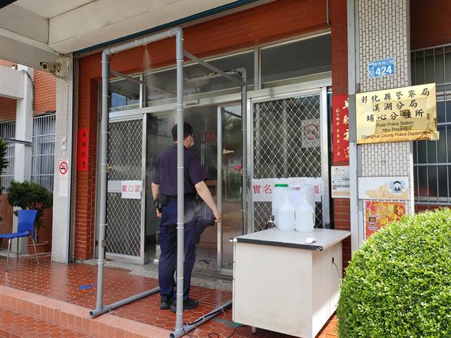 彰化埔心社区发展协会理事长许增镛，特别赠送埔心分驻所一台360°消毒拱门，让员警进出分驻所可以360°安心消毒。（吴建辉摄）