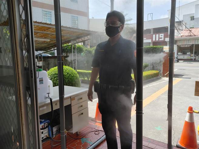 许增镛找来水电师傅手工打造，利用造雾机加上水管，打造这台360°的消毒拱门，喷洒次氯酸水，让通过的员警与洽公的民眾，可进行全身360°的消毒。（吴建辉摄）