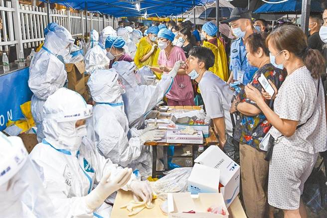 广东这波本土疫情持续蔓延，但专家指出，接种过疫苗的民眾，即使感染，预防成为重症的效果很明显。图为广州民眾接受检测。（中新社）