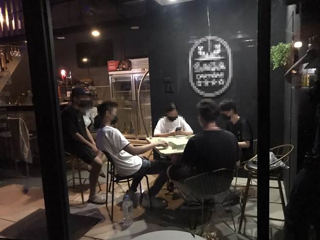 警方查获一群人在酒吧内打麻将。（台中市警第二分局局提供／张妍溱台中传真）