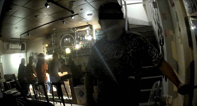 警方查获一群人在餐厅内聊天。（台中市警第二分局局提供／张妍溱台中传真）