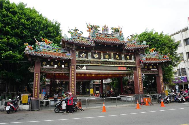 台中丰原信仰中心「慈济宫」管委会改选，前丰原市代表会主席陈志锋及副主席魏隆琪接掌主委及副主委。（王文吉摄）