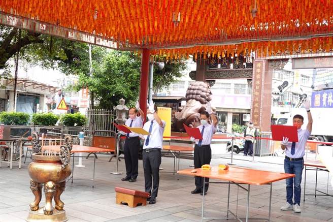 丰原慈济宫主委陈志锋（前排）及副主委魏隆琪（后排右起）、郭铭勋、黄国益宣誓就职。（摘自魏隆琪脸书）