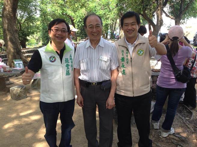 独派学者、台湾安全促进会会长陈茂雄（中）今在脸书表示，他在绿色和平电台的节目，5月31日接获电台总经理周明凤突然来电，指责他批评民进党、没有批评柯文哲，将停掉他的节目。（摘自陈茂雄脸书）