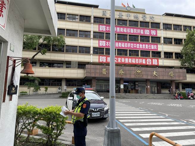 防止醫院暴力發生，太平警力在轄內各大型醫院內安排巡簽及守望，以維護醫護人身安全。（太平警分局提供／張妍溱台中傳真）