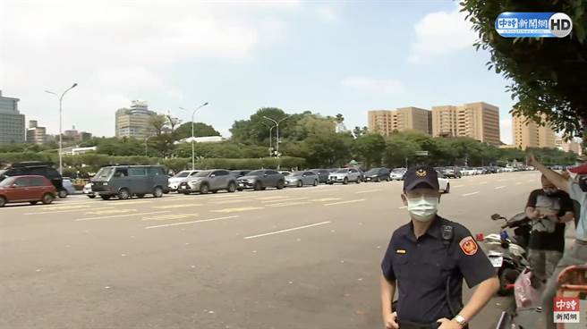 大批民眾响应「『小英给我疫苗』全民快闪活动」，下午2点开车或骑车经过总统府周边道路时，一起长按喇叭，车辆绵延数十公尺。（图／中时新闻网）