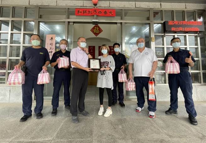 金门金湖镇「食在好」臭豆腐刘姓老板今天就多炸了60份，专程送给金湖分局大家分享，替内、外勤工作伙伴加油打气。（警方提供）