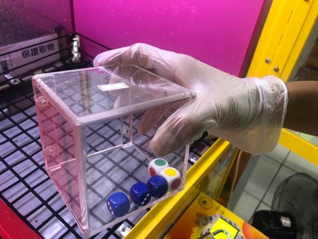 不甘疫情影响收入桃园男子改装娃娃机台变赌博。(警方提供／吕筱蝉桃园传真)