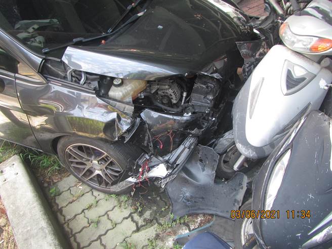 车水马龙的台湾大道与黎明路口，今天上午11时许，发生两辆自小客车碰撞的交通事故。（民眾提供）