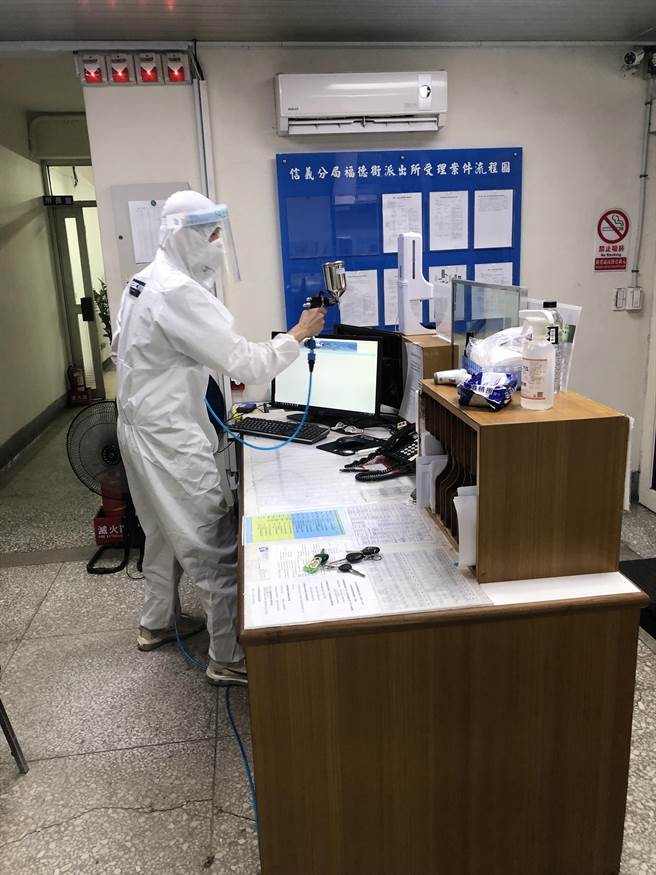 厂商无偿在信义分局喷涂奈米涂料，防止病毒附着。(翻摄照片／林郁平台北传真）