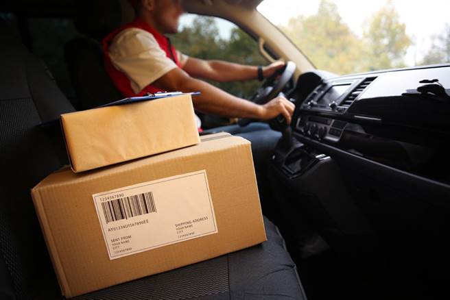 为了避免染疫风险，许多人改採线上购物，这也使得物流严重塞车，送货员因为工作量暴增而身心俱疲。（示意图／达志影像）