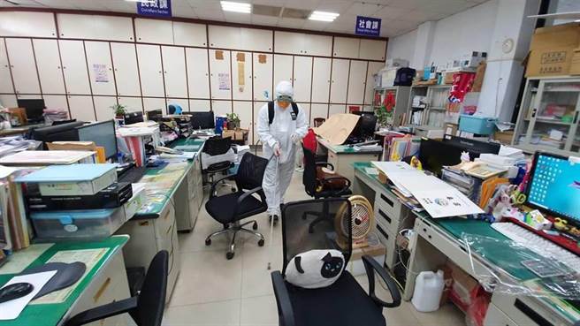 地方盛传确诊者为埤头乡民代表，由于公所与乡代会紧邻，今公所例行性大消毒。（民眾提供／吴建辉彰化传真）
