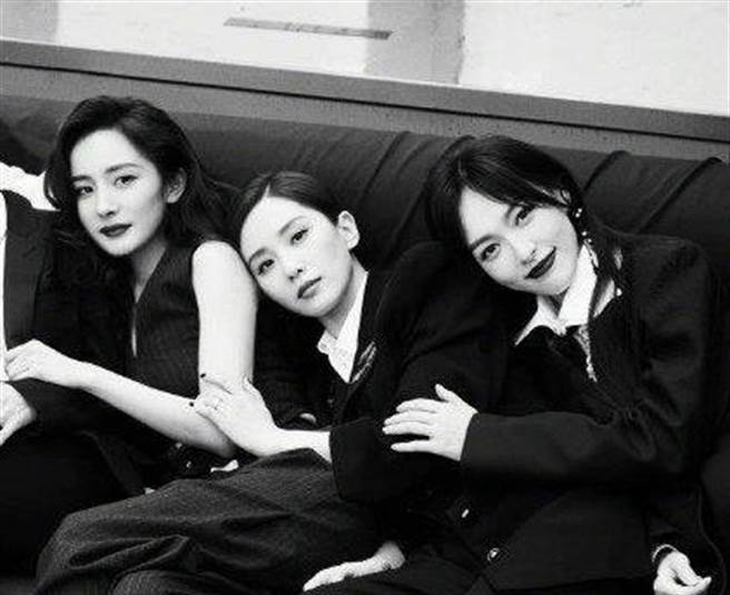 三人世纪同框合影的画面，立刻登上微博热搜。（图/微博)