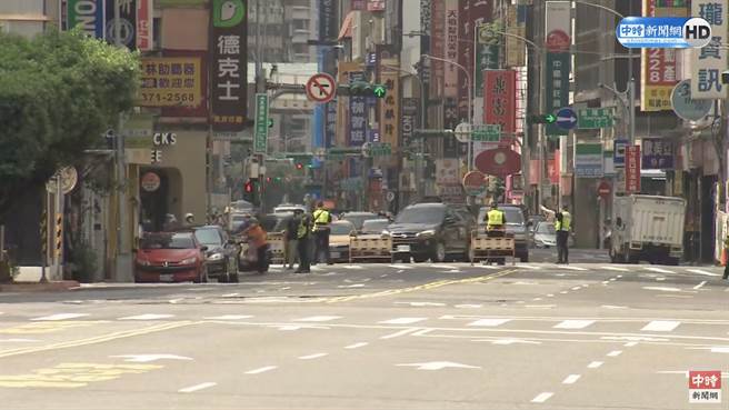 车辆不断涌入，警方已管制总统府前路段。（图／中时新闻网）