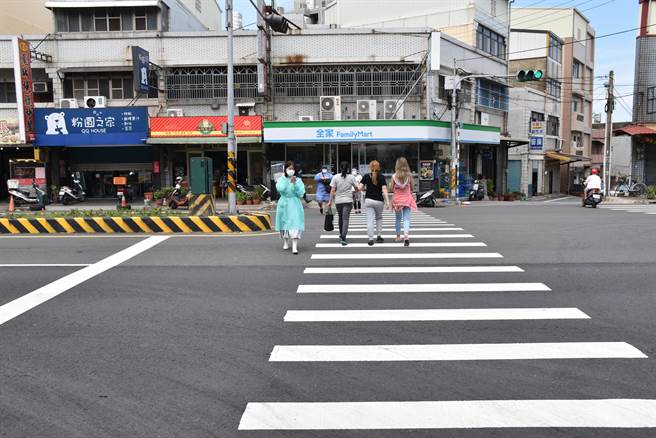 京元电前台1线中华路上仍有许多菲籍移工在路上趴趴走，竹南镇长要求业者加强管制。（谢明俊摄）
