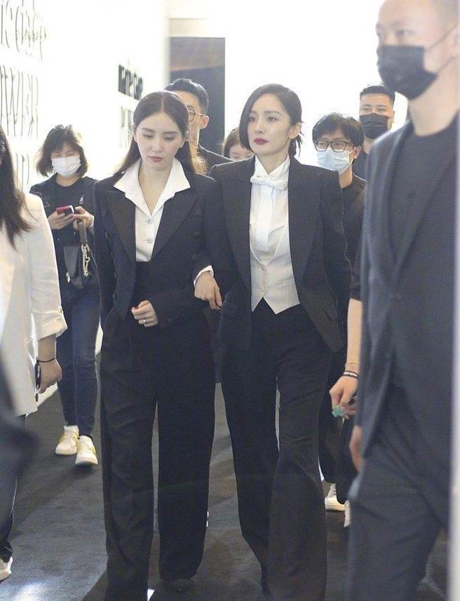 日前杨幂与刘诗诗互相勾手的画面一曝光，引起许多网友们的讨论。（图/微博）