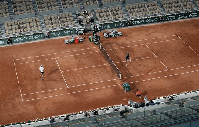 法网从5月24日会外赛开始，做了2446个新冠病毒检测，当地时间周三首次出现有人确诊的坏消息。（美联社）