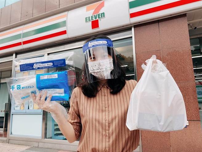 7-ELEVEN北台3000家门市开卖防护罩。（图／7-ELEVEN提供）
