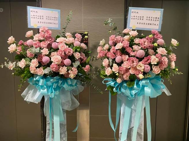 宅神送花给台北市长柯文哲。(取自宅神脸书)