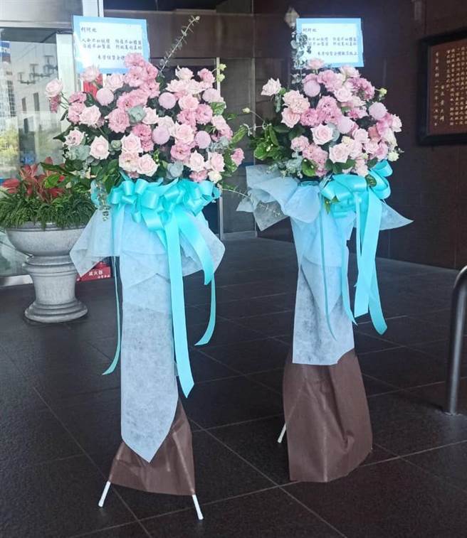 宅神送到北市府的花篮。(取自宅神脸书)