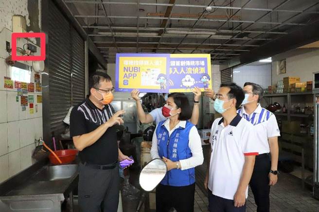 云林县府县府日前紧急于斗六市西市场、斗南镇立第二市场设置「人流侦测器」（红框处），县长张丽善今（3日）前往视察。（云林县府提供）