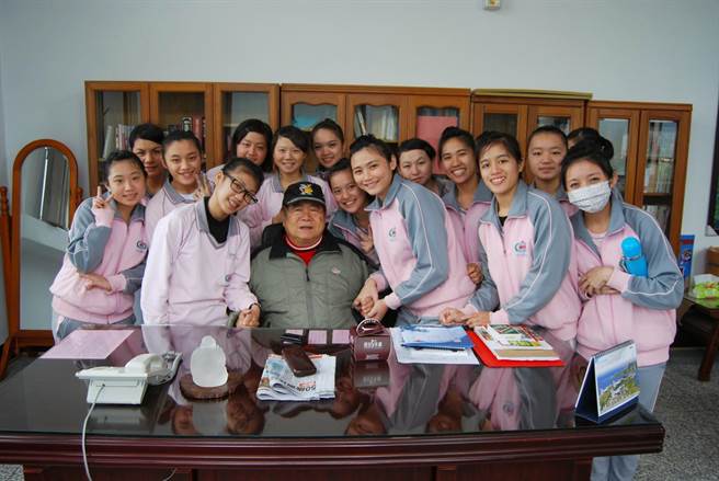 四維高中董事長黃英吉稱呼學生「愛徒」。（四維高中提供／王志偉翻攝）