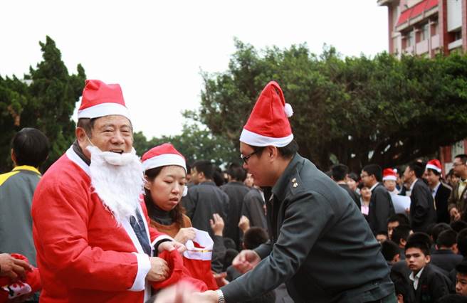雖然身體不適，但每個特別日子，黃英吉仍希望與愛徒一起同歡樂。（四維高中提供／王志偉花蓮傳真）