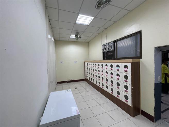 往生者骨灰将暂时安置于崇德馆海葬暂厝区，待家眷隔离期满后，再交由家眷处理后续丧葬事宜。（台中市政府提供）