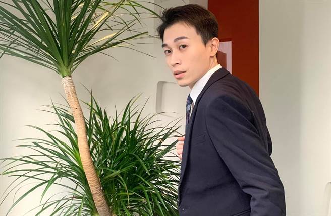 防疫乱象频传，鲜肉主播黄家纬呼吁眾人批评之前，对老人家多点同理心与耐心。(翻摄自黄家纬 Alfie脸书)