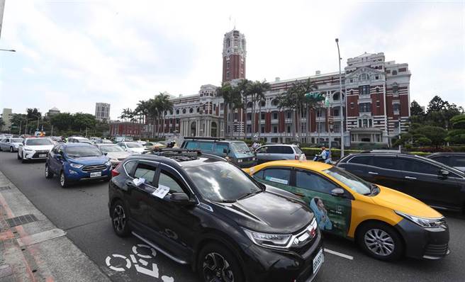 由国民党立委郑正钤等发起「『小英给我疫苗』全民快闪活动」3日在总统府周边道路登场，希望尽速接种国际认证疫苗的民眾开车或骑车经过总统府时，长按喇叭，表达全民要救命疫苗的诉求。（刘宗龙摄）
