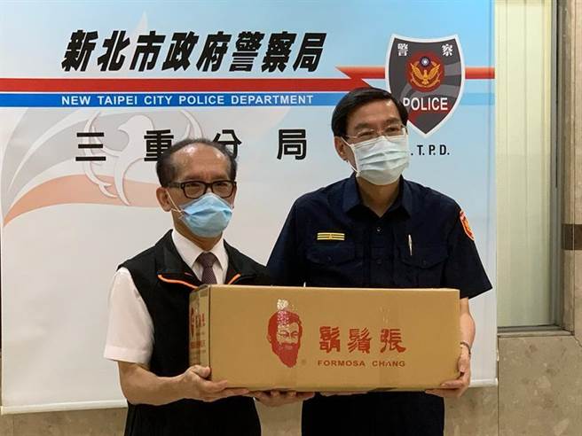 鬍鬚张感谢新北第一线员警，董事长张永昌亲送美味便当到三重分局为员警打气，右为三重分局长林故廷。（图／鬍鬚张）