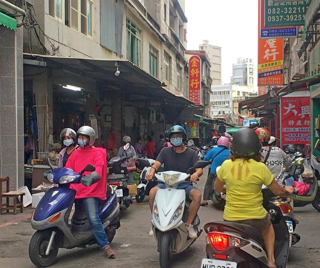 金门县府呼吁乡亲自主分流上菜市场，减少群聚感染的风险。图为人潮最多的金城东门菜市场。（李金生摄）