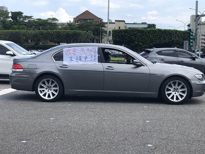 近百輛汽車集結總統府長按喇叭「要疫苗」。（趙婉淳攝）