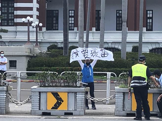 國民黨立委鄭正鈐手持「我要疫苗」布條。（趙婉淳攝）