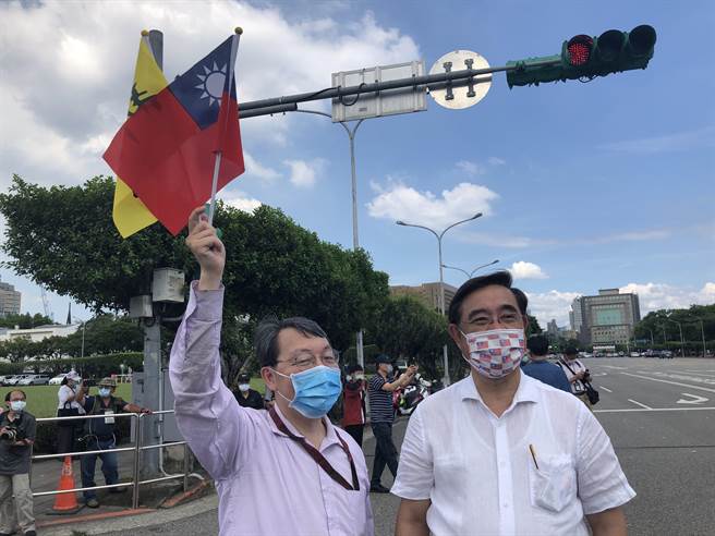 新黨主席吳成典（右）到場助陣。（趙婉淳攝）