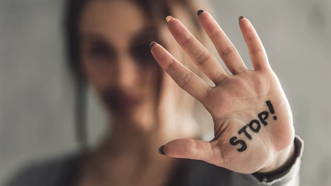 西班牙一名女子因长期遭到老板性骚扰，愤而拿刀将他的生殖器砍下到警局报案。图片为示意图非本人（图／shutterstock）