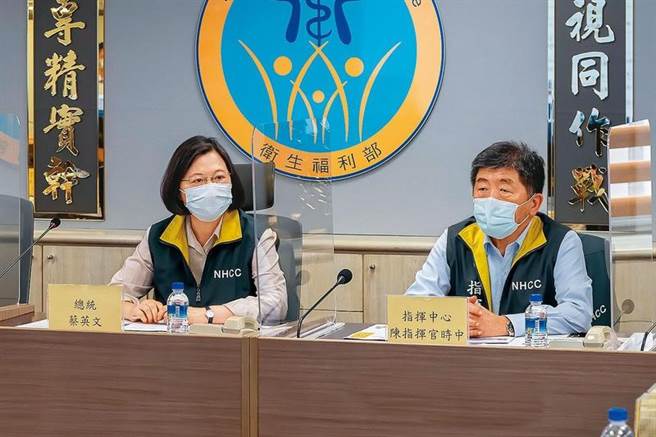 蔡英文总统日前前往卫生福利部疾病管制署视察「中央流行疫情指挥中心」（图／总统府提供）