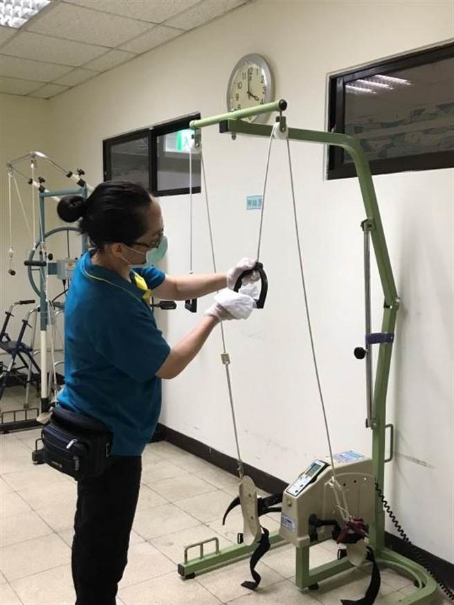 中荣嘉义分院工作人员清洁消毒復健器材。（中荣嘉义分院提供）