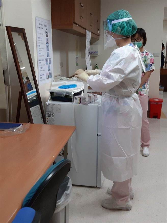 中荣嘉义分院护理之家护理师演练穿脱防护衣。（中荣嘉义分院提供）