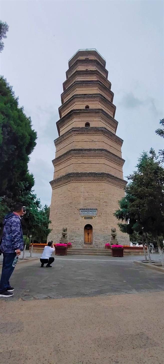 （陕西延安精神堡垒宝塔山，墙上刻有节录陈毅的<延安宝塔歌>  方伟光摄）