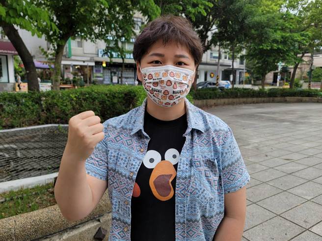 洪小姐為仍守護醫護第一線的朋友加油打氣。（照片/游定剛 拍攝）

