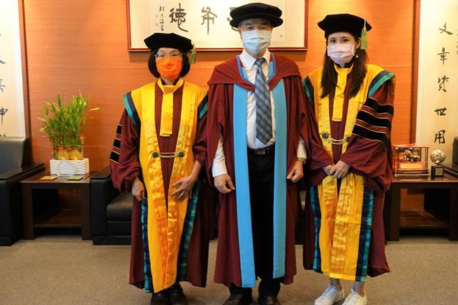 树德科大校长陈清耀（中）恭喜两位性学所博士生杨淑玲（左）、邱育佳。（林瑞益摄）