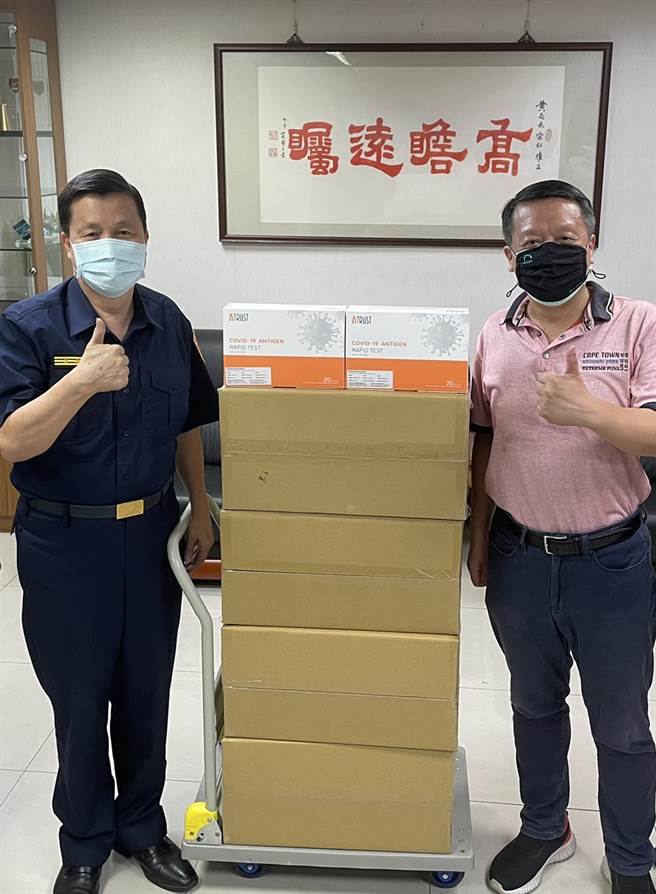 「互贵兴业」执行长郭加泳代表宣明智董事长，捐赠快筛试剂于新北市府警局 (图/互贵兴业提供) 