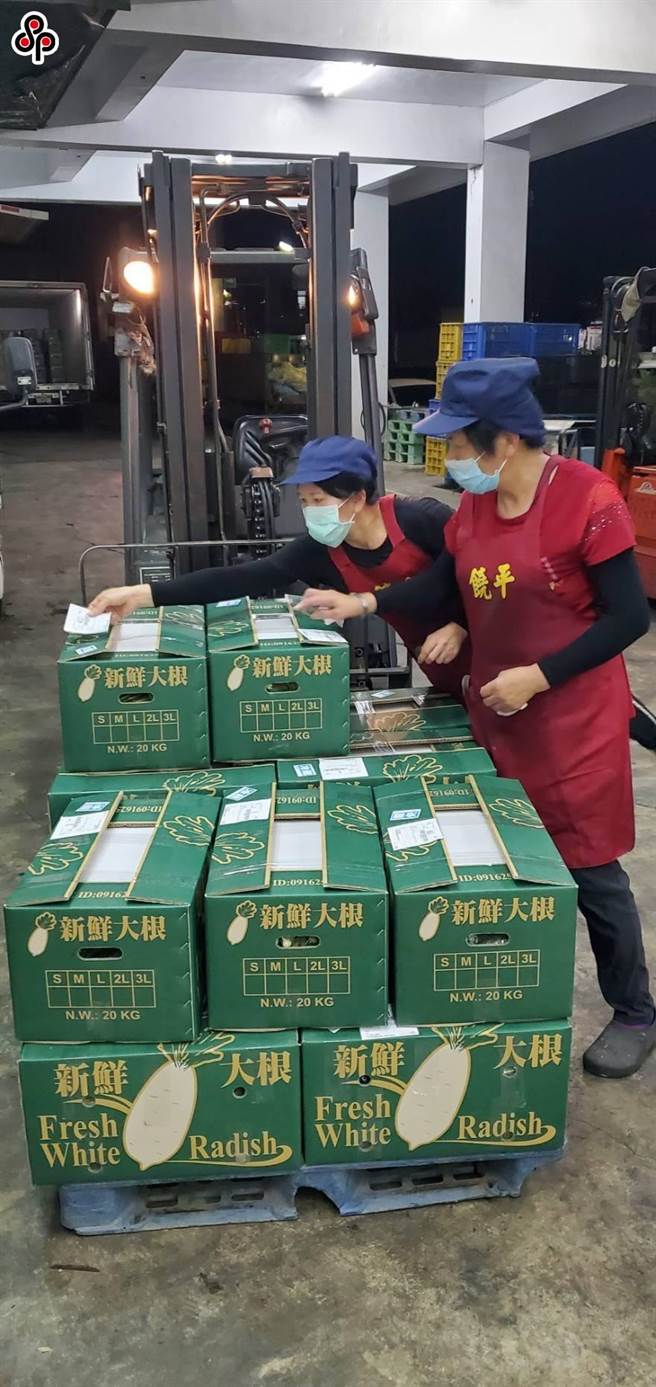 因应多家物流业者宣布暂停接受送往北部地区低温宅配货件，以及线上消费大幅成长，农产物流短期间大幅增加的需求，农委会已透过交通部迅速获得包括中华邮政、嘉里大荣的协助物流配送，也已协调农民团体及团膳公会利用供应学校午餐之集货运输量能，加入长距离点对点运输及消费地配送。（本报系资料照）