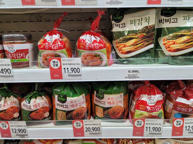 韓國便利商店GS25、7-11因旗下成分標示將kimchi標註為「泡菜」引發爭議後，已暫停相關產品的生產和銷售。(示意圖／shutterstock)
